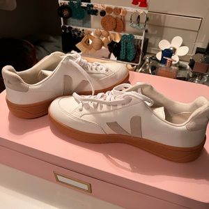 Veja sneakers, white with neutral V. Size 10. EU 41